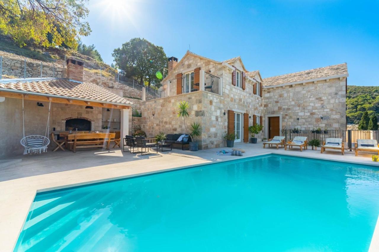 New Villa Ani! Traditional And Luxurious 4-Bedroom Villa With Heated Pool And Sea Views Postira Extérieur photo