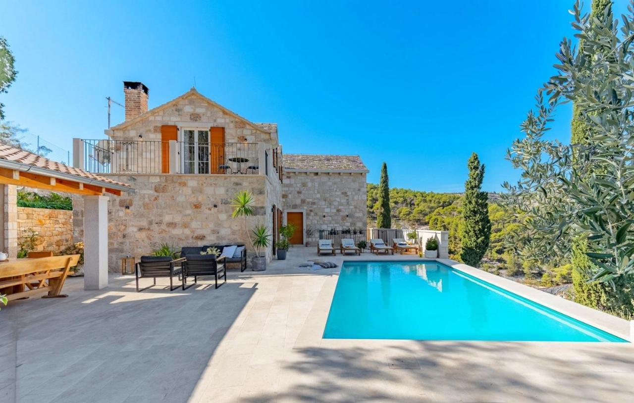 New Villa Ani! Traditional And Luxurious 4-Bedroom Villa With Heated Pool And Sea Views Postira Extérieur photo