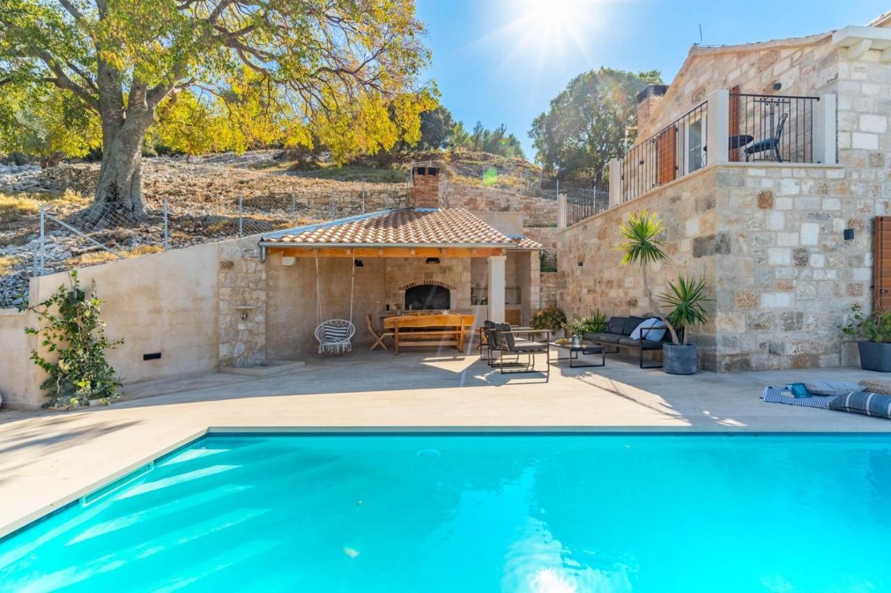 New Villa Ani! Traditional And Luxurious 4-Bedroom Villa With Heated Pool And Sea Views Postira Extérieur photo