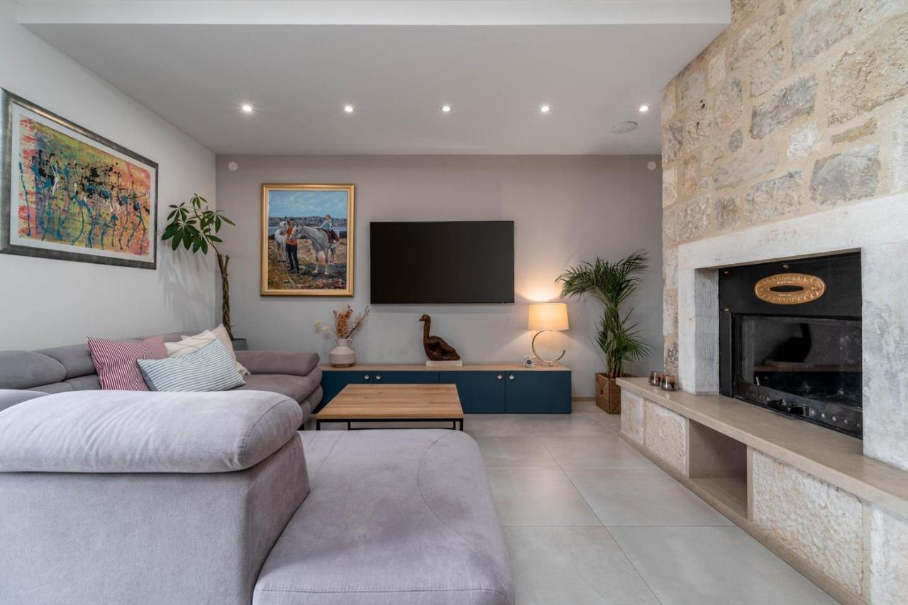 New Villa Ani! Traditional And Luxurious 4-Bedroom Villa With Heated Pool And Sea Views Postira Extérieur photo