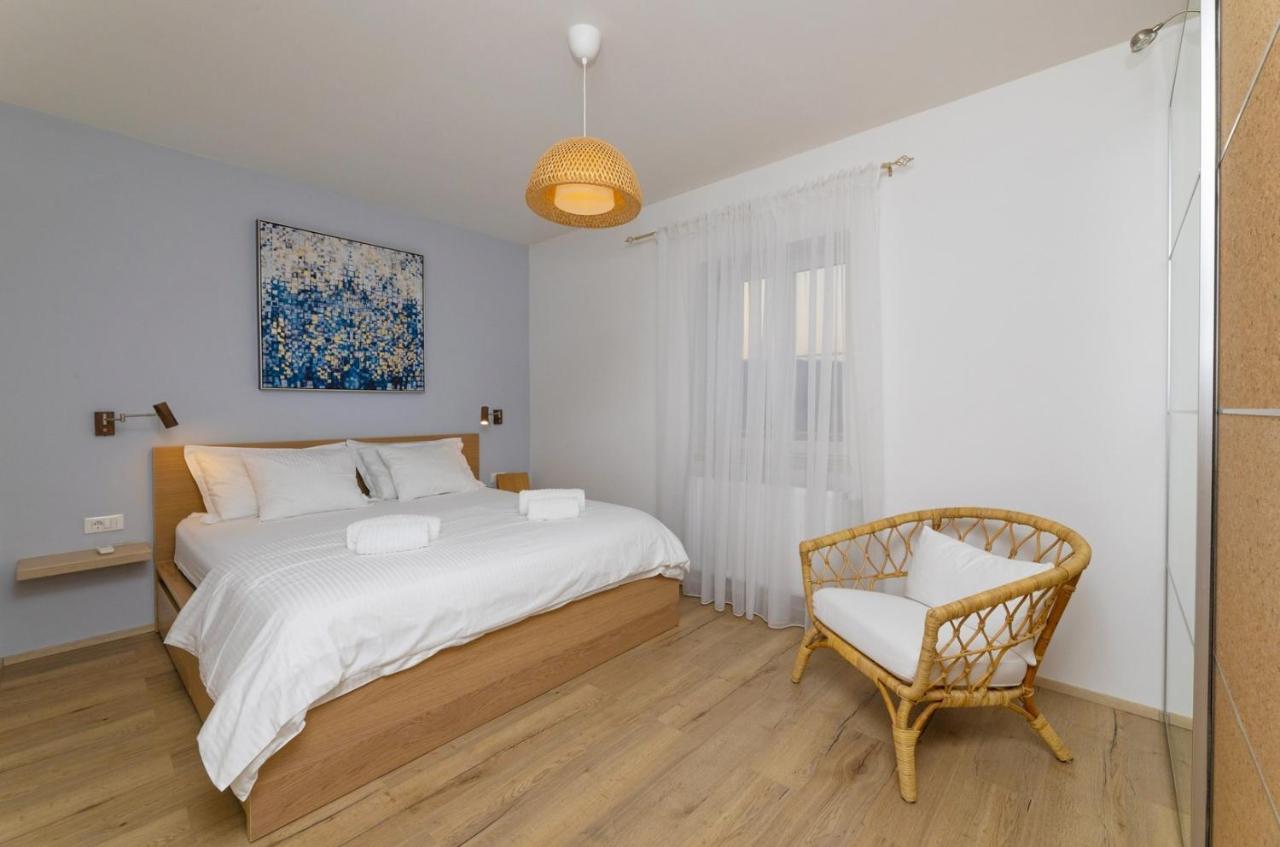 New Villa Ani! Traditional And Luxurious 4-Bedroom Villa With Heated Pool And Sea Views Postira Extérieur photo